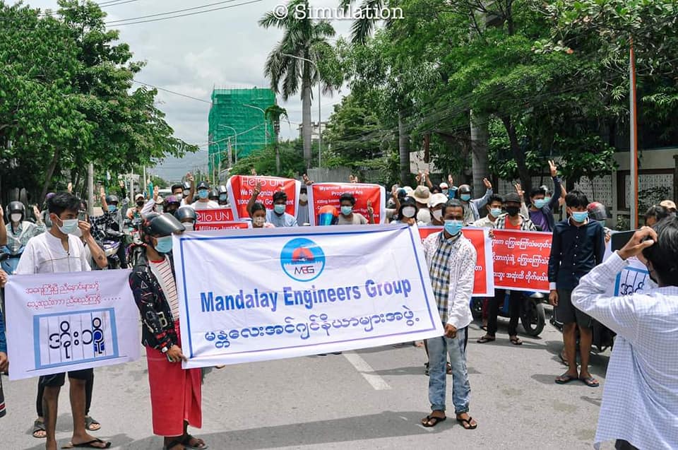 IrrawaddyNews's tweet photo. Engineers from #Mandalay took to the streets on Wednesday to show solidarity against the military regime. (Photo:Simulation) 

#WhatsHappeningInMyanmar https://t.co/ZGLMtq5HWn