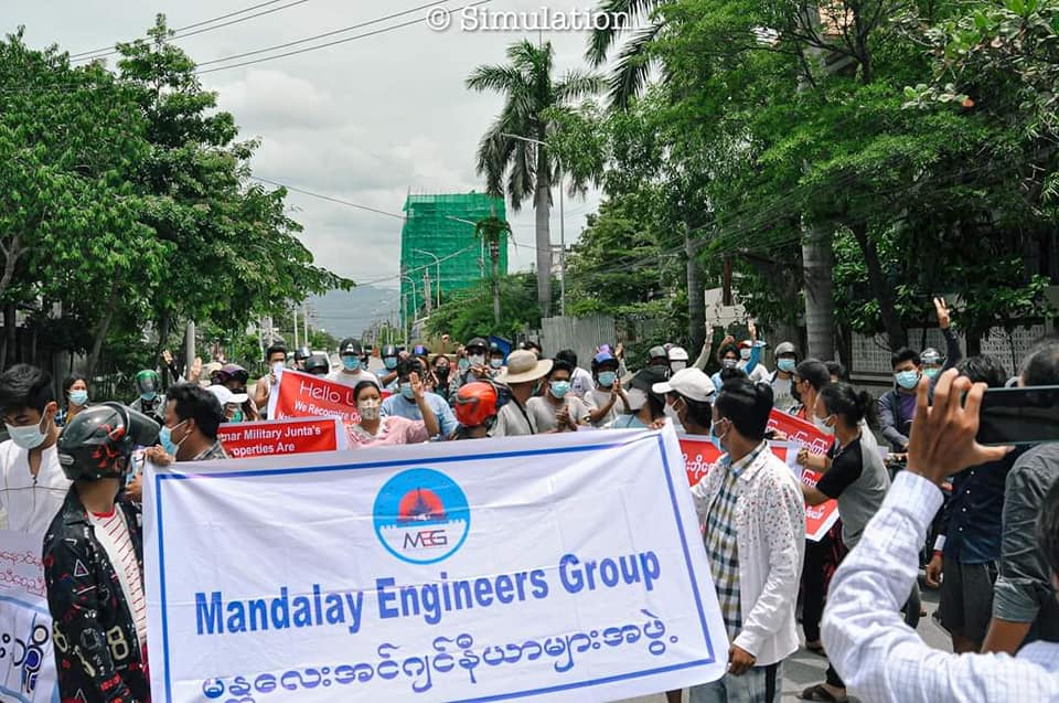IrrawaddyNews's tweet photo. Engineers from #Mandalay took to the streets on Wednesday to show solidarity against the military regime. (Photo:Simulation) 

#WhatsHappeningInMyanmar https://t.co/ZGLMtq5HWn