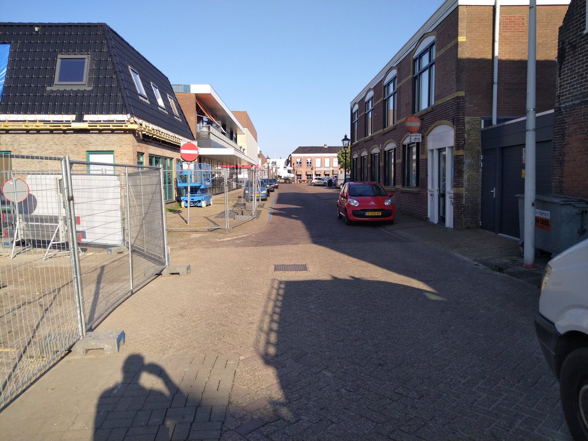 pascal098's tweet photo. @gemeenteDFM En dan heb ik het nog niet over de gevaarlijke situaties die onderaan op de Lijnbaan door dat 3 parkeervakken weer afgezet zijn en auto's niet kunnen parkeren en dus op andere zijde van de weg parkeren waarbij voetgangers over de weg moeten en maar hopen het te overleven https://t.co/r0WlOfYqsw
