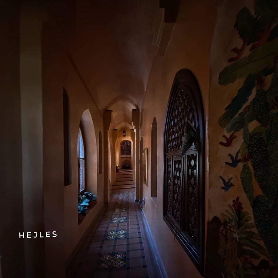 المسكن الأول من تصميمي وتنفيذي عام 1995من الطوب الاحمر الفخاري فقط وبدون استخدام الخرسانة المسلحة على دوريين وقبو به بركة السباحة عمل مميز وفريد في عالمنا المعاصر متوافق مع البيئة ويعيش مئات السنين بإذن الله تعالى ويقاوم العوامل المؤثرة البيئية.