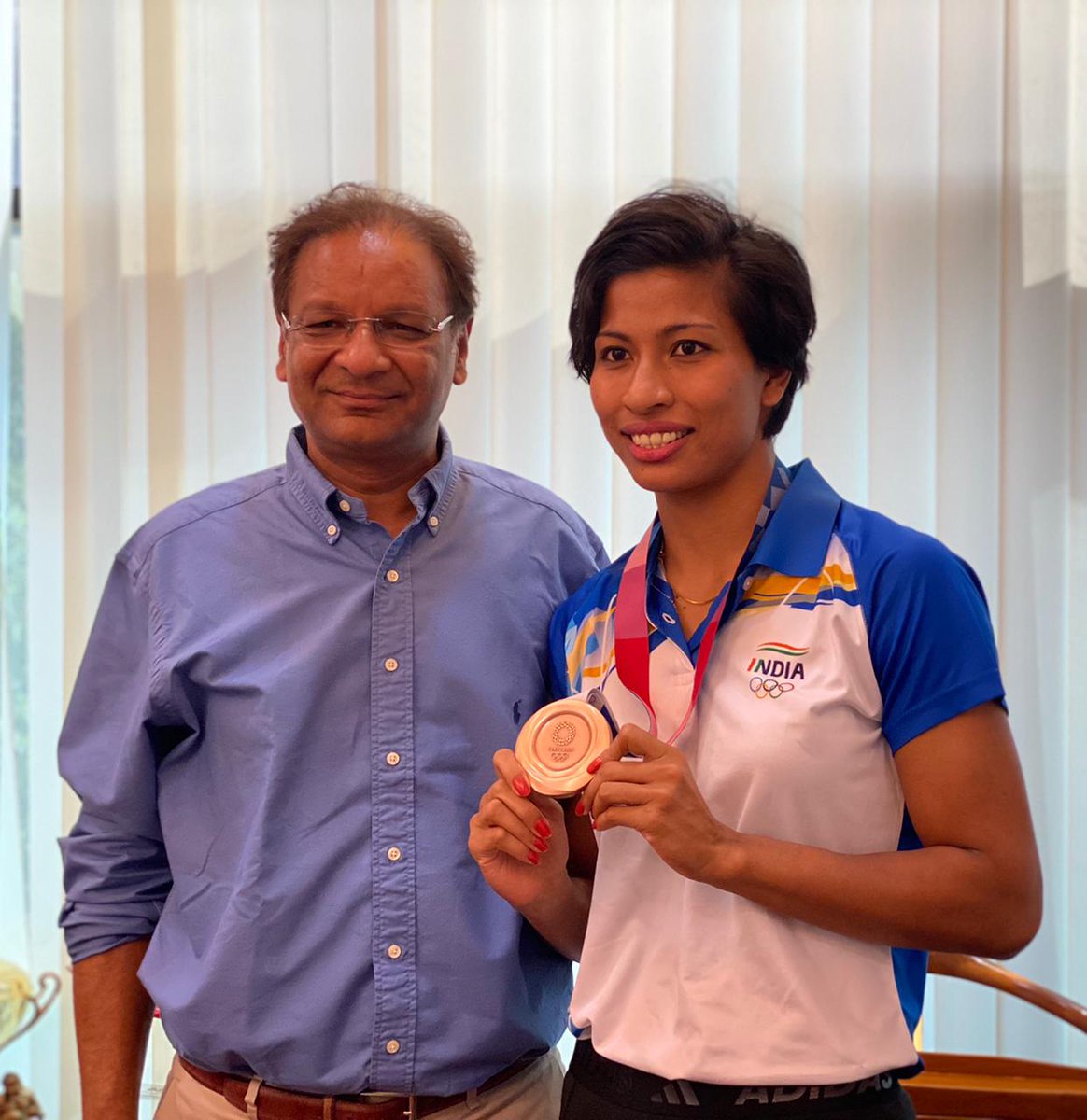 BFI_official's tweet photo. BFI President Mr. @AjaySingh_SG &amp; Spice Health Director Ms. @avaniisingh met up with inspiration of the nation, Olympic medalist- @LovlinaBorgohai upon her arrival in New Delhi👏🏻

#PunchMeinHaiDum
#Boxing https://t.co/rj1HeSBKwH