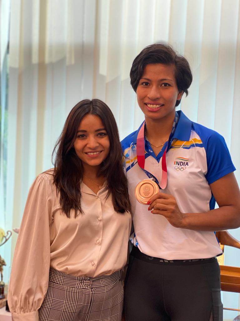 BFI_official's tweet photo. BFI President Mr. @AjaySingh_SG &amp; Spice Health Director Ms. @avaniisingh met up with inspiration of the nation, Olympic medalist- @LovlinaBorgohai upon her arrival in New Delhi👏🏻

#PunchMeinHaiDum
#Boxing https://t.co/rj1HeSBKwH