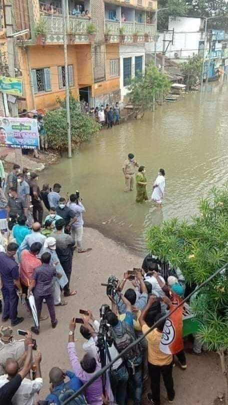 Does this photograph remind you of something that happened during #cycloneyaas ?! Is this how a CM ought to be governing ? Is everything only & only optics ? 

In Delhi beardo is hogging the limelight which rightly belongs to Oly medal winners & here in Bengal we have this ...