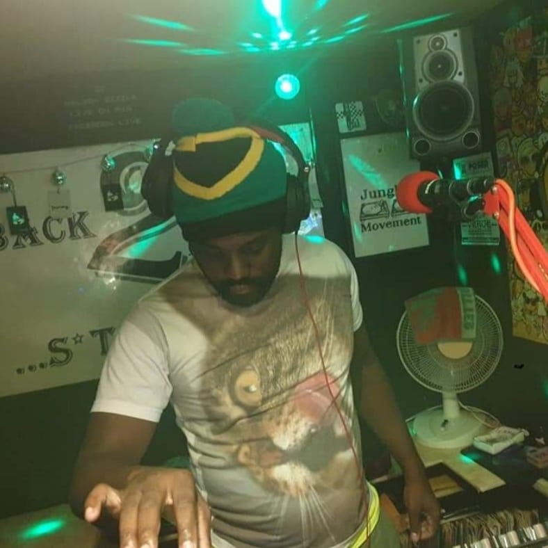 djnelsonbizzle's tweet photo. The #MidWeekMadnessShow Is Back 2Nite From 8-10pm #ManicFm With Guest Dj Sam Archer Please Like & Share ππ€π https://t.co/TuhLYQk09W