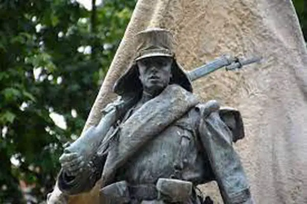 PlataformaMill1's tweet photo. La estatua del #CaboNoval erigida en 1912, frente al #PalacioDeOriente en #Madrid, será restaurada, en recuerdo de ese: ¡Disparad Soldados!, alcanzando su propia muerte. La gesta de aquel #Soldado, nacido en #Oviedo y muerto en #BeniChikar, #Marruecos.
https://t.co/ZZ6o7qY5sh https://t.co/Tz3wzPI1On
