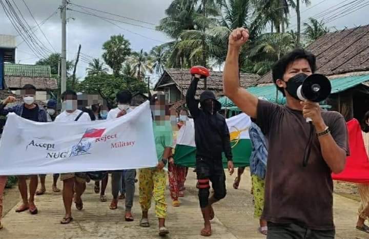 cloudiiskxy__'s tweet photo. Tanintharyi Division, Activist young people in Laung Lone Township jointed with Dawei Strike Committee to overthrow of Military dictatorship and showed their supporting to @NUGMyanmar .

#AcceptNUG_RejectMilitary
#Aug11Coup
#WhatsHappeningInMyanmar https://t.co/gims7UaBMD