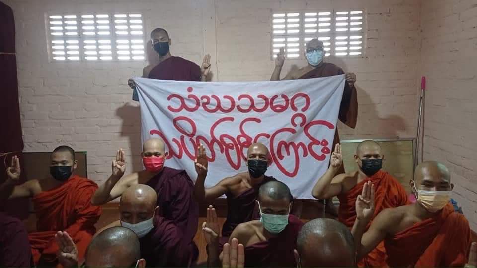 Babysoe13's tweet photo. A Regular Prayer Service strike from #Mandalay Sangha Union was held this evening to protest against the military dictatorship peacefully.

#AcceptNUG_RejectMilitary
#Aug11Coup 
#WhatsHappeningInMyanmar https://t.co/TBm1flxbOJ