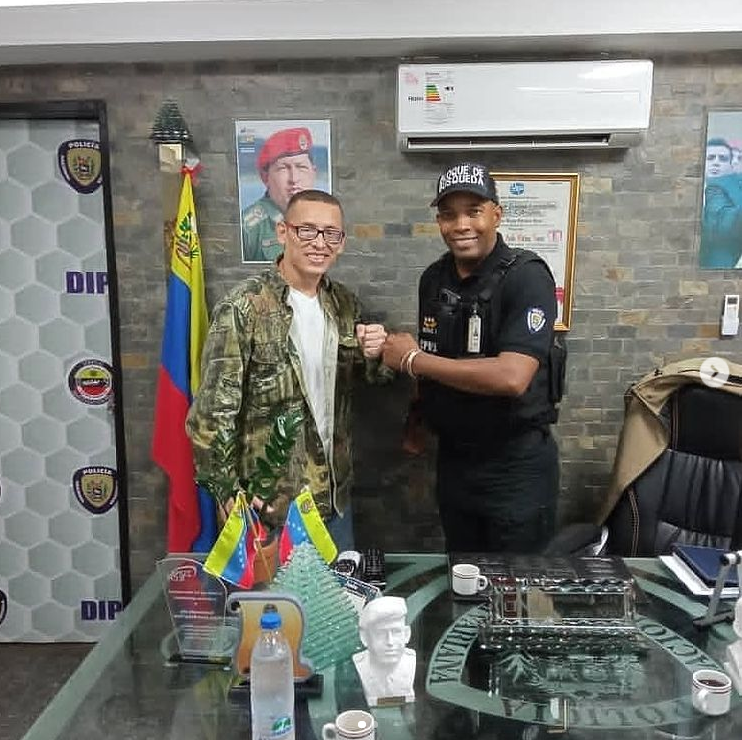 El Diputado del CLEB Orlando Guzmán vicepresidente de la Comisión de Producción Económica del CLEB estrechando lazos Inter institucionales, con el Com. Jefe Jesús Muñoz de la DIP PNB .en la ciudad de Caracas
#PuebloVictorioso