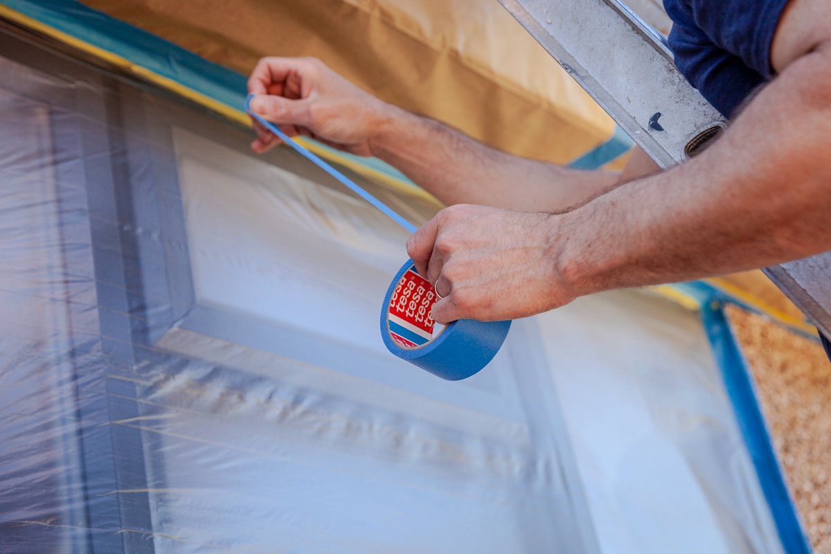 tesaUK_tape's tweet photo. Need precise fixation on rough surfaces? Add 4369 Easy Cover® UV & 4440 Precision Mask® Outdoor to your tool kit!🧰 You'll achieve precise lines from the tape's strong hold on uneven surfaces and residue free removal. #spraywithtesa https://t.co/MPmXrhy9Gz