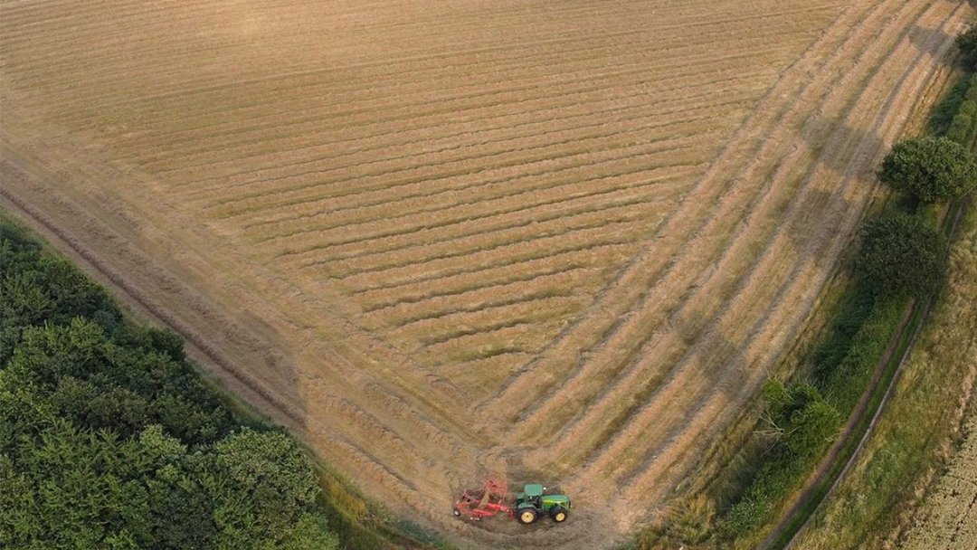 NorfolkQuail's tweet photo. We've had a busy couple of weeks on the farm mowing, rowing and baling up the hay Tractor

@farmer_norfolk
 has some great videos of the action over on his YouTube Channel, if you're interested: https://t.co/biGVwDjxCx

#britishfarming #norfolk https://t.co/wcnNapPw19