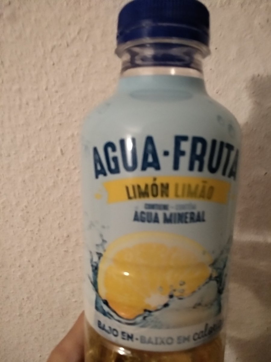 mariamoyano0's tweet photo. Cuando vas a la compra y te apetece agua con limón para tomar fresquita, y cuando la compras y la pruebas y no sabe a limón sino a manzana @Mercadona ... Te sientes estafado. Poner sabor manzana que es a lo que sabe y no engañéis a las personas, que 0,70 ctos no es barato. https://t.co/bTSha8tXAo