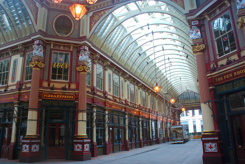 MurrayBirrellUK's tweet image. Tourists and office workers are the missing ingredient to #highstreet recovery, says a Cushman &amp;amp; Wakefield report. In the second week of July, footfall across the London’s New #WestEnd was still down by 63% relative to the corresponding week in 2019: cushmanwakefield.com/en/united-king…