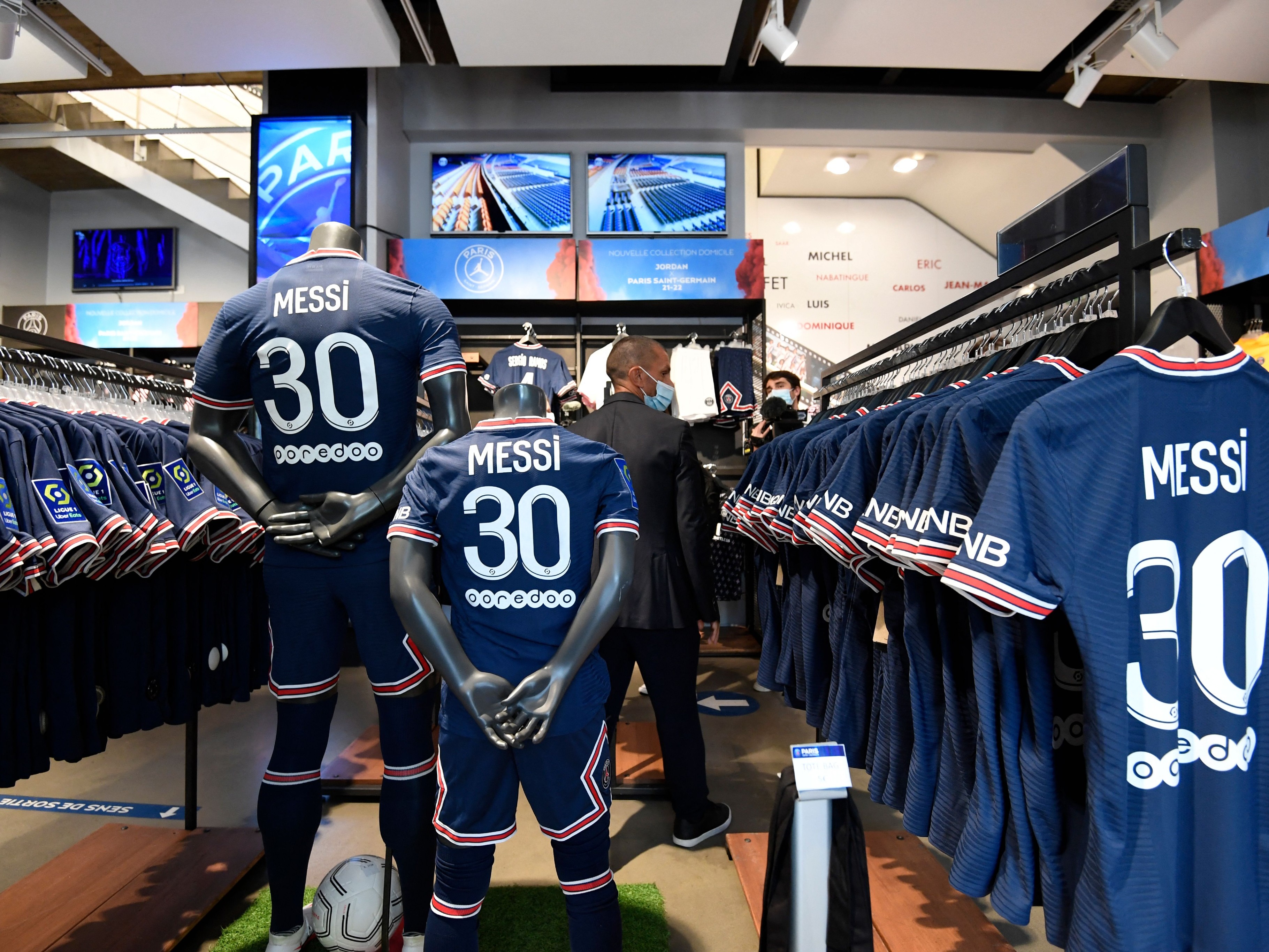 Goal Japan 一夜明け 3 0 メッシ の Psg 加入発表の翌日 ファン サポーターたちが 背番号 30 のユニフォームを求め パリ サンジェルマン のショップに行列をつくった T Co Zoeb91zgq2 Twitter