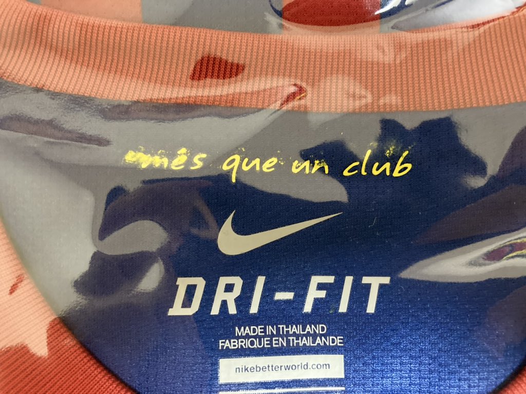 ばんびさん Kit Junky 首元の生産国 サイズ表記 シーズン別に見ると良いですが Nikeは直近タイかインドネシアの製造表記であると思う 例えば 21ホームモデルがタイで生産されてるけど フェイクはインドネシア製だったりするので注意 T Co