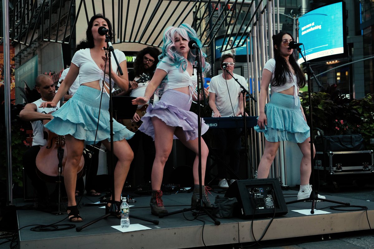 PHOTOS! From Friday night's <a href="/TimesSquareNYC/">Times Square</a> show. More at tinyurl.com/2xb53kjh