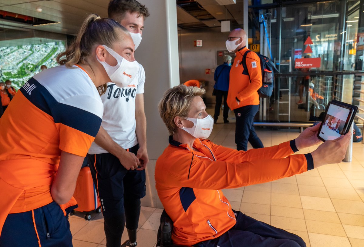 Na de mooie Olympische Spelen begint het op 24 augustus voor onze paralympische sporters van <a href="/TeamNLtweets/">TeamNL🇳🇱</a>. Zojuist sprak ik Chef de Mission <a href="/EstherVergeer/">Esther Vergeer</a> en zwaaide ik op afstand enkele sporters uit vlak voordat ze vetrokken naar Japan. Veel succes en geniet ervan #TeamNL! 💪🧡
