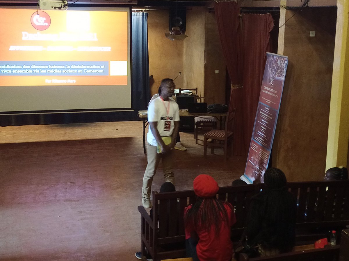 visartculture's tweet photo. Nous entretenons les jeunes de la fondation Félicien Gacha dans le cadre du programme Vacances utiles sur les fausses informations et le discours de haine sur les médias sociaux...
#UnCamerounSansHaine
#ThinkB4UClick
#defyhatenow
#DschangBlog2021
#Apprendre
#Blogguer
#Influe https://t.co/lslIBw5Z3K