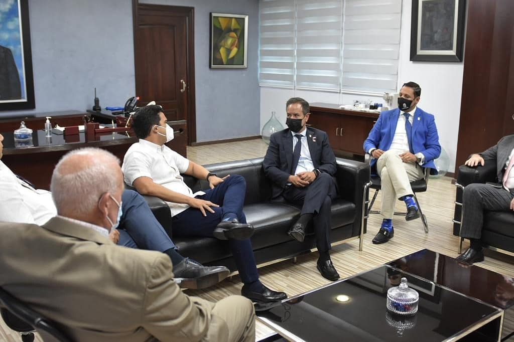 warnaudbisono's tweet image. Recibimos al alcalde de San Juan, Puerto Rico, @Miguel_Romero_ y comisión conformada por el @consudompr, Opinio Díaz; Miguel Cabral; Rafael Cerame y Frankie Martínez. Conversamos sobre el manejo de aguas residuales y pluviales, el alcantarillado y la potabilización del agua. 🇩🇴🇨🇺