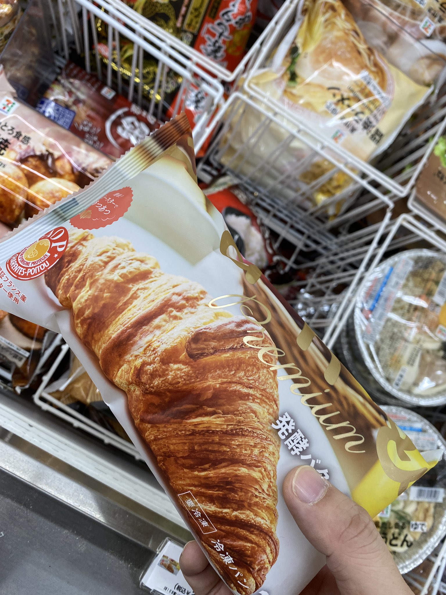 荒井禎雄 セブンイレブンの冷凍クロワッサンが美味しいというツイートを見かけて昨日の深夜から探し回っているのだが中々見付からず 8軒目にしてやっとひとつ 9軒目で天国を見つけた T Co Qdr073lcms Twitter