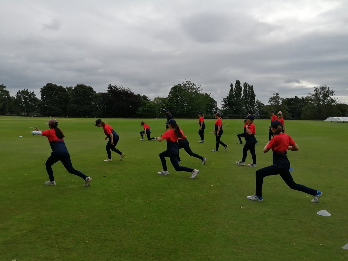 Warming up for our first T20 vs <a href="/BerksCricket/">Berkshire Cricket</a> U15 Girls this morning 🏃🏻‍♀️🐎🏏