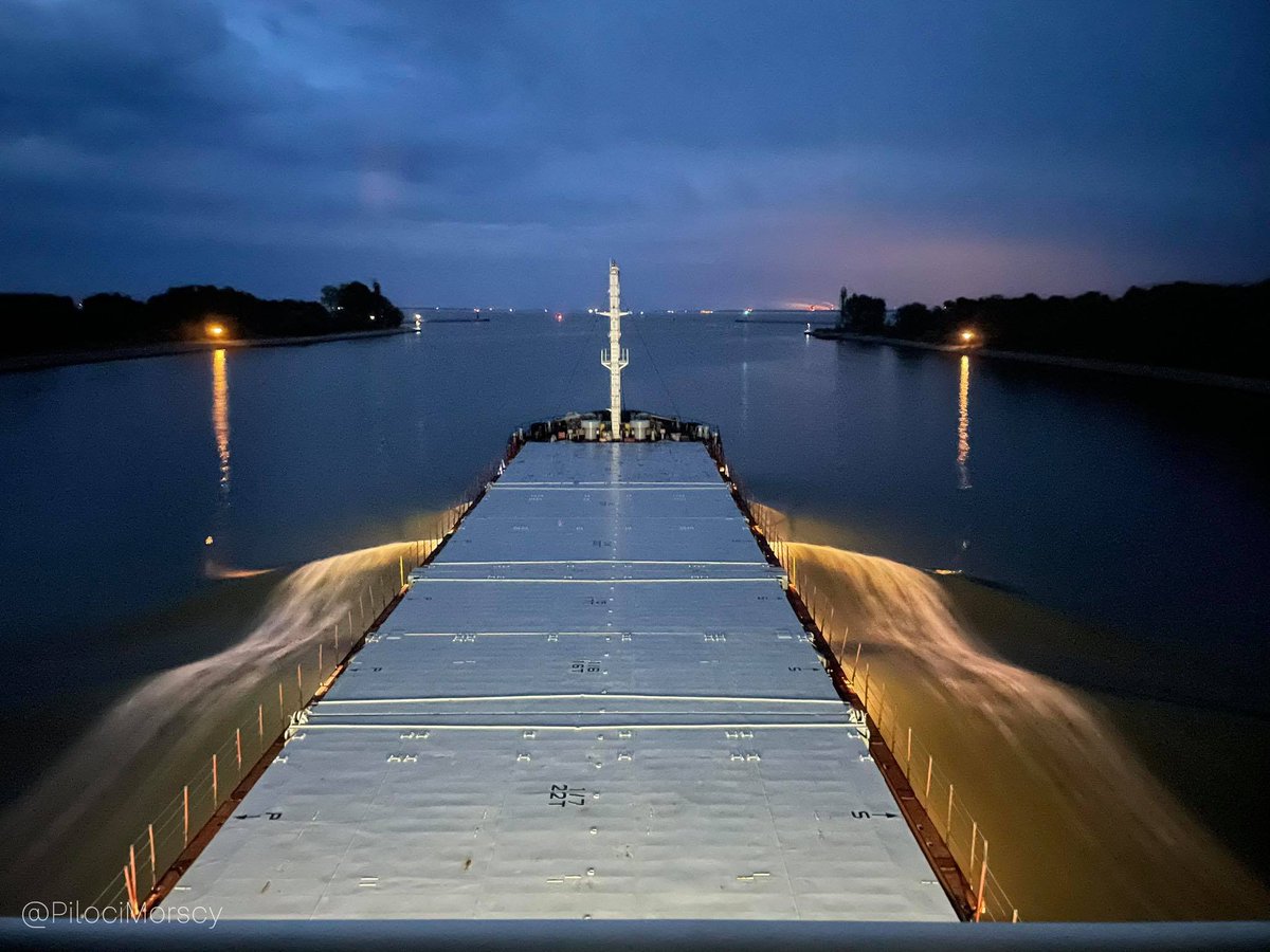 Statek 🇷🇺LAZURITE, wyjście z Kanału Piastowskiego na Zalew Szczeciński.
🚢Drobnicowiec
📏89.96 x 14.58 m
🐳5026 t
🗓️1970
#shipsinpics @radio_szczecin @ThePhotoHour #okiempilota #zżyciapilota #szczecin #maritimephotography #photooftheday