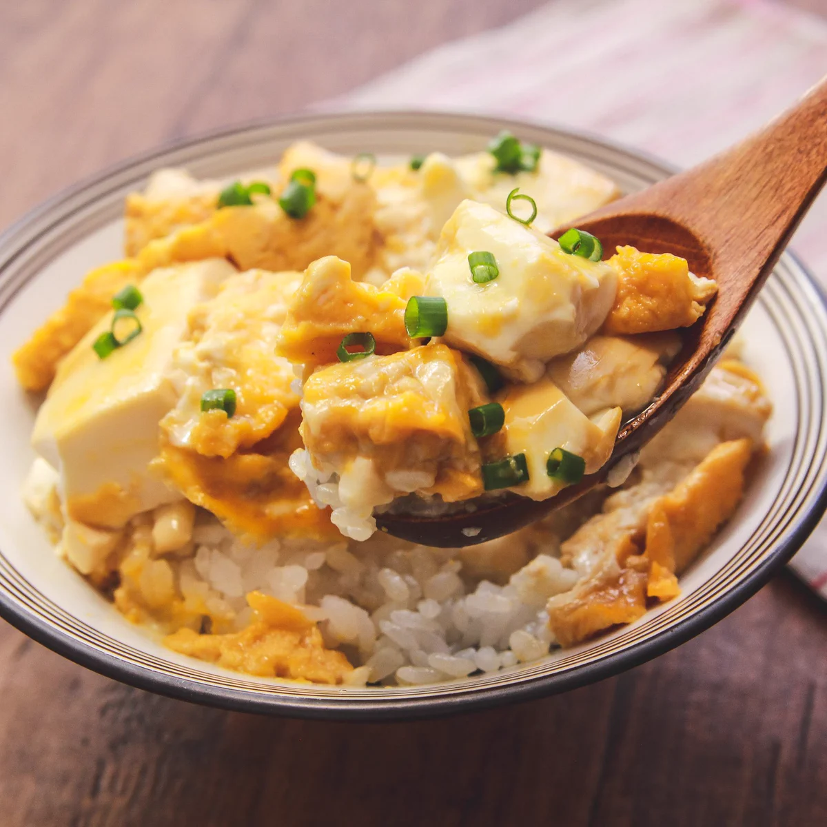 10分かからずに作れちゃう？！お豆腐を使った、簡単でお手軽な丼ものレシピ！