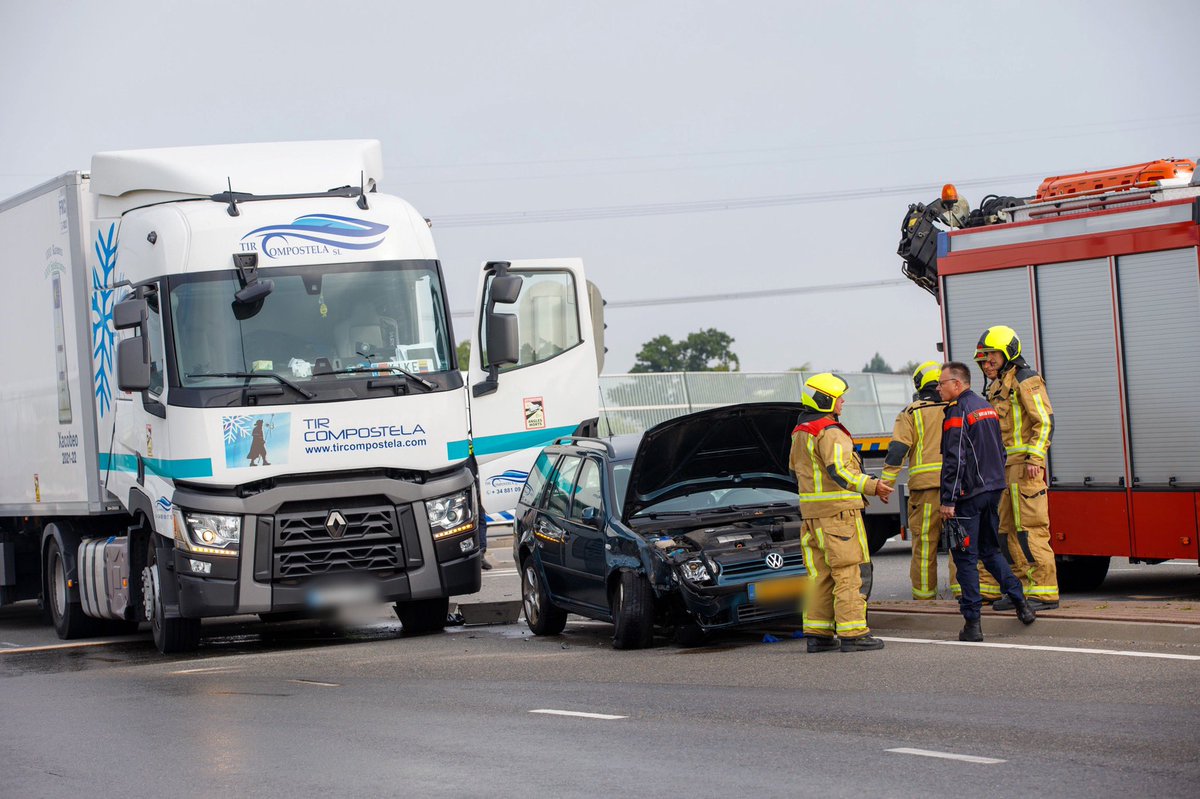 Naaldwijk – Op het knooppunt Westerlee (N223) in Naaldwijk heeft woensdagochtend een ongeval plaatsgevonden tussen een vrachtwagen en een personenauto.