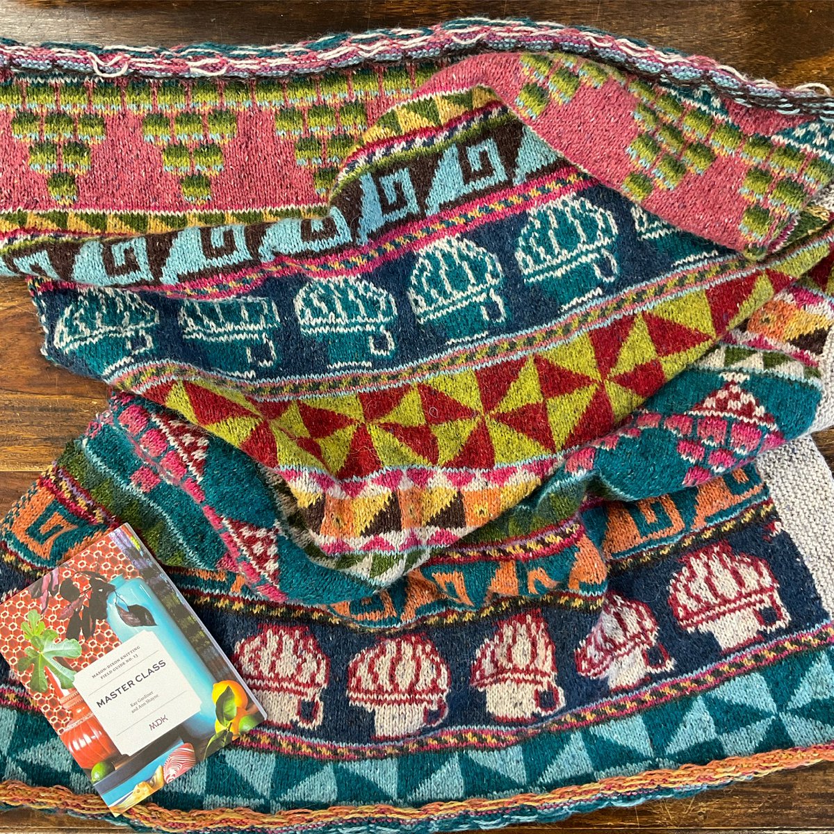 thewoollybrew's tweet photo. I love to see what you’ve been making so I’ve written a couple of blog posts about them. Part One is on the website now…

https://t.co/gRguGpjMeZ

It includes this fabulous blanket by Mary from @ModernDailyKnit knitted  in @RowanYarns Felted Tweed. https://t.co/o3bkNL7kwE