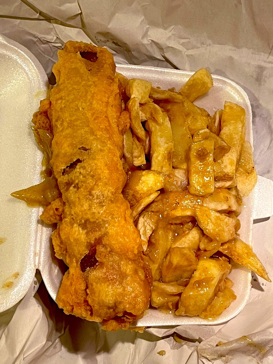 TheGaztronome's tweet image. Solid post-drinking order last night. Starter of battered sausage, chips and curry followed by a main of mixed kebab, all the salad, and all the chilli sauce. #yes #allkindsofyes