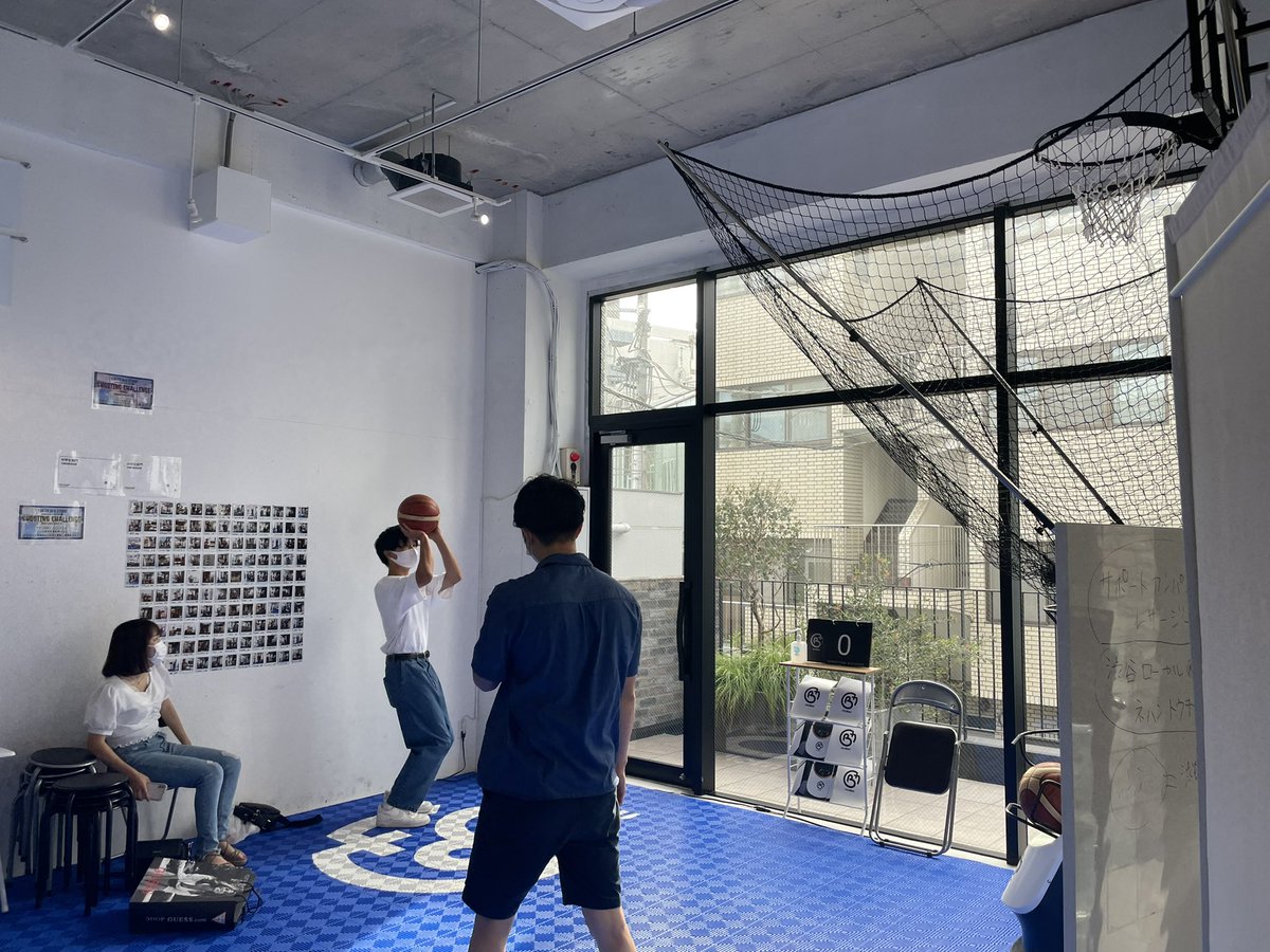 本日の営業まもなく19時で終了です💁‍♀️

今日は学校のお友達3人の方がご来店♪
シューティングマシンで成功本数を競って対決され、写真右の男性が7本インで優勝✨
楽しんでいただきました👏

オリンピック #3x3 観ていたようで、お疲れ様メッセージを書いてくれました📝🏀