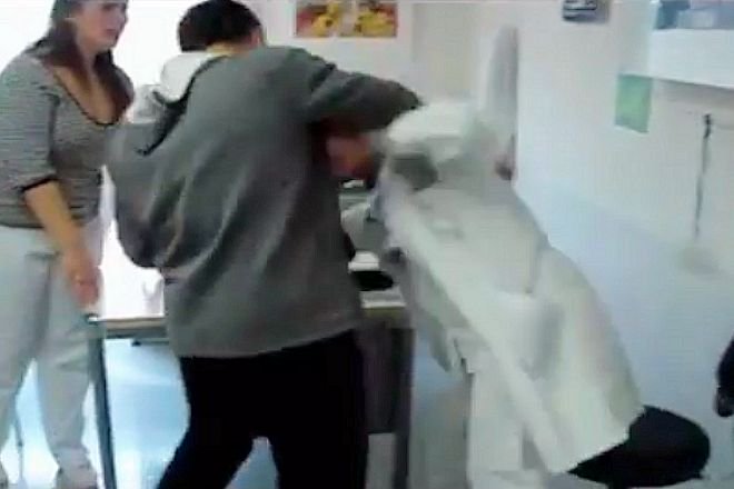 persona agrediendo a personal sanitario