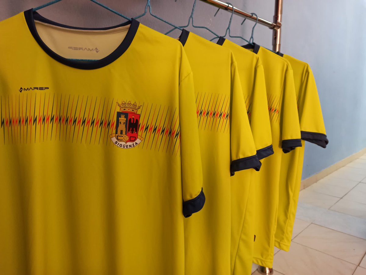 cd_siguenza's tweet photo. Visita nuestra sede social si quieres hacerte con una de nuestras camisetas!
#aupadeportivo🔵🔴 
#50aniversario https://t.co/PLtyqMT5mx