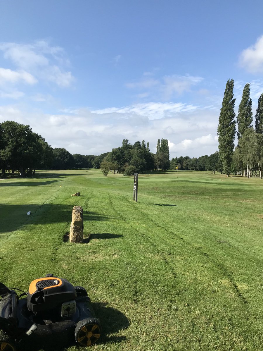 DaveH1986's tweet photo. Getting the steps in this morning by tidying the tee banks. Definitely easier to hand mow the greens and tee tops I find @DraytonParkGK #greenkeeping #legsinbits #updown #6togo 😞 https://t.co/SeFhYdY2L2