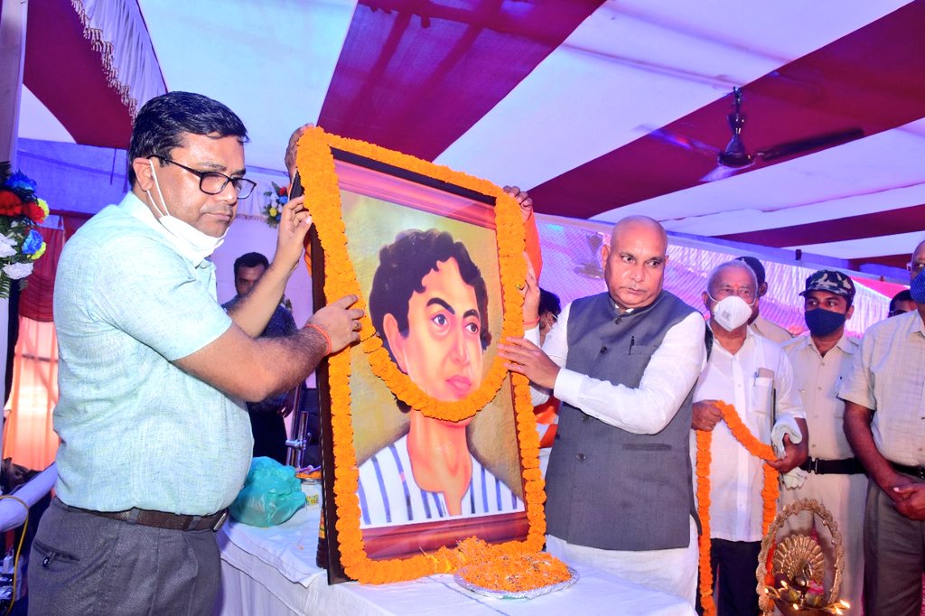 ECRlyHJP's tweet image. स्वतंत्रता की 75वीं वर्षगांठ को समर्पित  #आजादी_का_अमृत_महोत्सव के तहत स्वतंत्रता पूर्व भारत के युवा शहीद खुदीराम बोस का  स्मरणोत्सव कार्यक्रम का आयोजन #KRBP स्टेशन पर किया गया ।उक्त अवसर पर माननीय उपाध्यक्ष, बिहार विधान सभा श्री महेश्वर हजारी तथा रेलवे के अधिकारीगण उपस्थित थे।