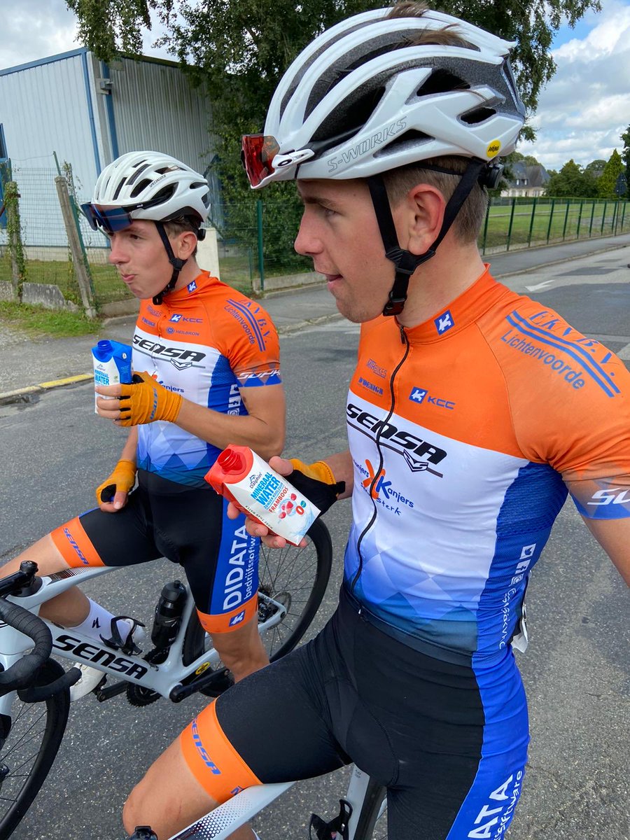 Voor, tijdens en na de koers genieten van Dalphin mineraalwater in de smaken naturel, framboos en citroen zonder koolzuur en 0 kcal.