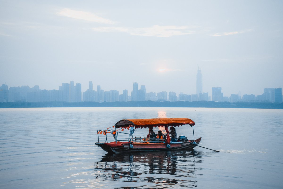 visit_wuhan's tweet photo. The East Lake is graceful, enchanting,  kind of but not particularly wild. When there is no wind, the silent East Lake is elegant and tender as water. In the hazy of calm, the surface is more like a mirror that hasn’t been polished.
#hanscenery #hereiswuhan #lifearoundthelake https://t.co/7yips29Joe
