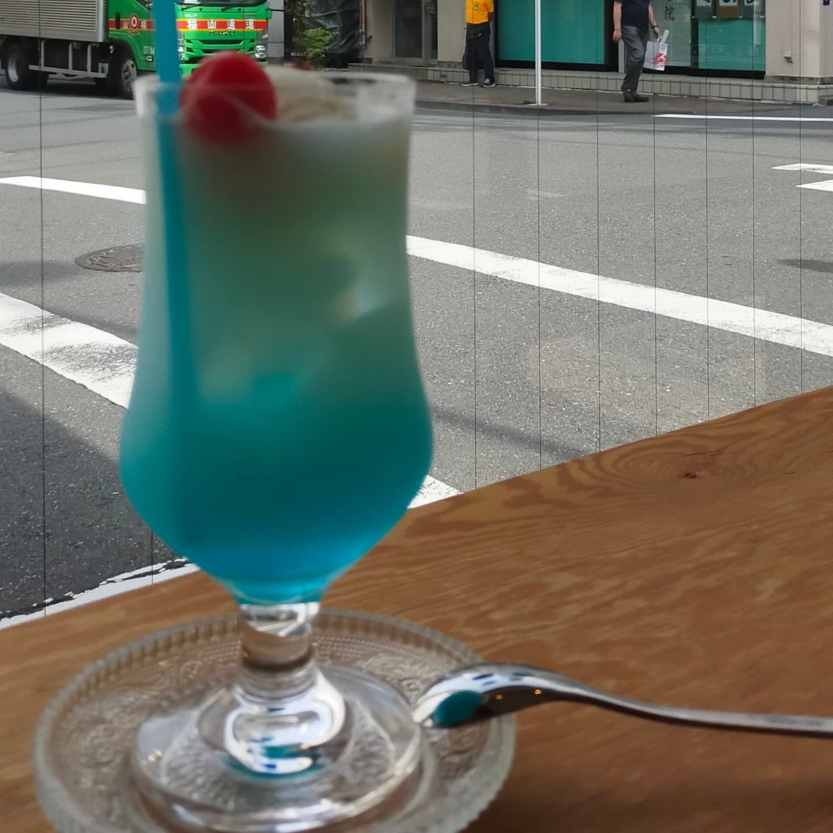 kTWOYUGlhgx9isy's tweet photo. #SHITEN
#クリームソーダ
今日みたいにアッつ〜い日は、風鈴の音色に引き寄せられてやっぱりコチラにお邪魔しちゃんのです…🤗
そして今日は❢
なんと❢
クリームソーダ🥤🍨
懐かしい味を堪能デス😋 https://t.co/Ot9kq5IWEr