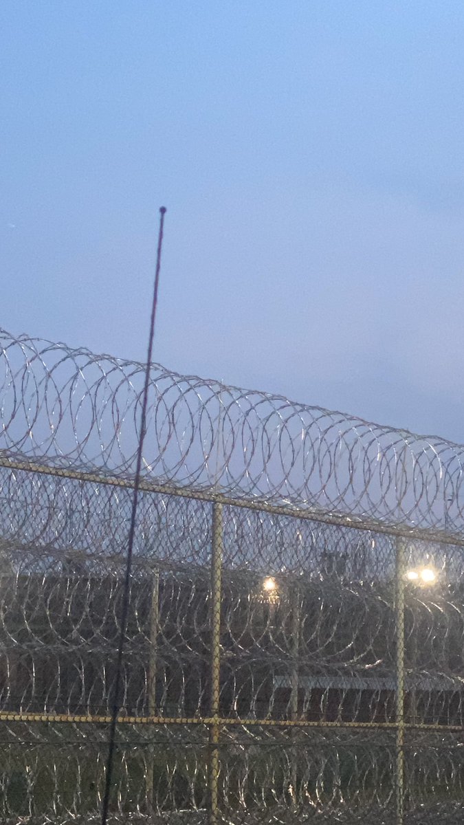 Glad to be on the outside of this razor wire as I wait the release of soon to be ex-cannabis prisoner, Jason Szymanski. https://t.co/Hbo7Bp7mQW