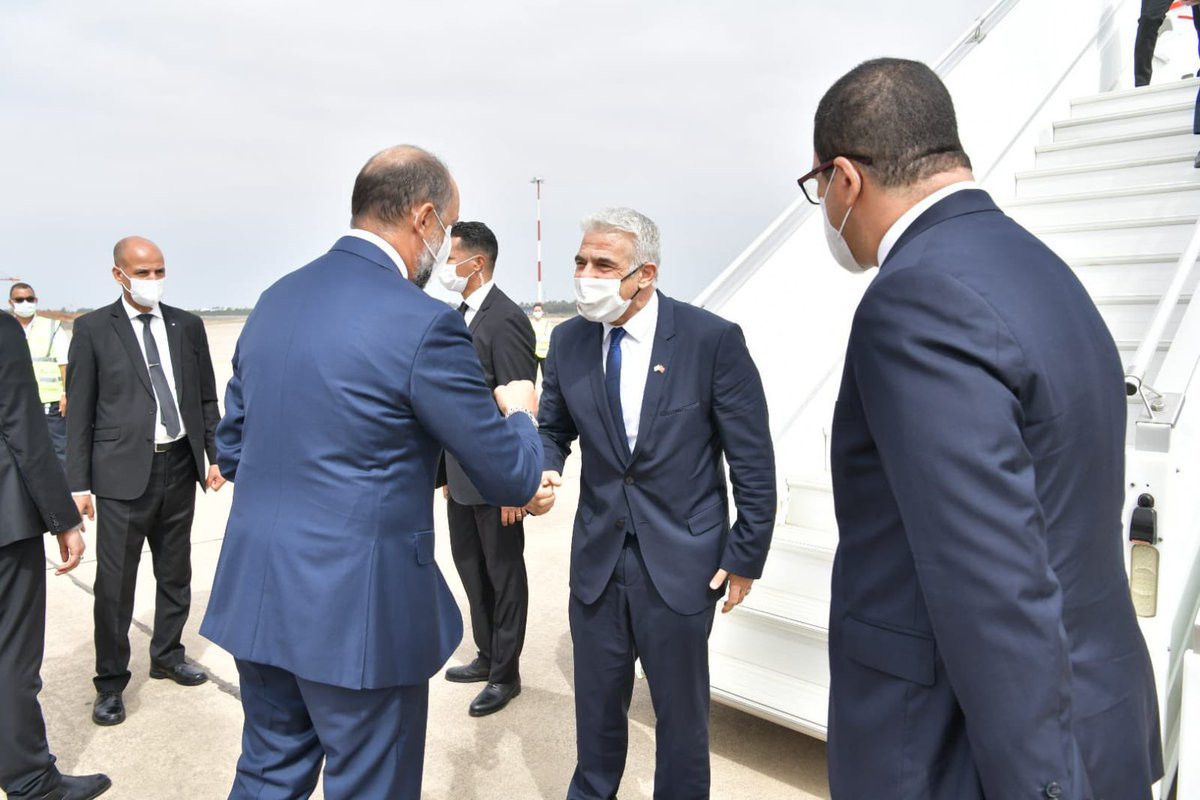 صور تروي  قصة السلام الدافئ.مع وصول الوزير لبيد الى مطار سلاي في الرباط. كان في