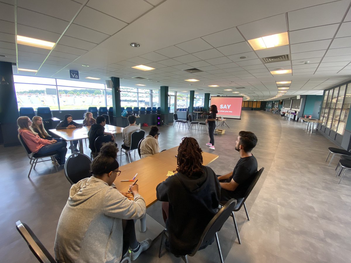 loudspeakerlive's tweet photo. Coach Zhane (@ZeeHope13) teaching all the basics of body language in Leeds with @YCCC_YCF 🔥🔥
#loudspeaker #bodylanguage #powerposition #teach #entertain #inspire #speakandwin https://t.co/Ueuo9h4aDx