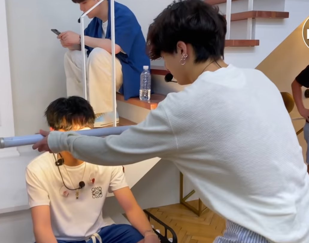 KoobiPicBot's tweet photo. hobi let’s jungkook do anything to him T—T https://t.co/u9HpZHMwip