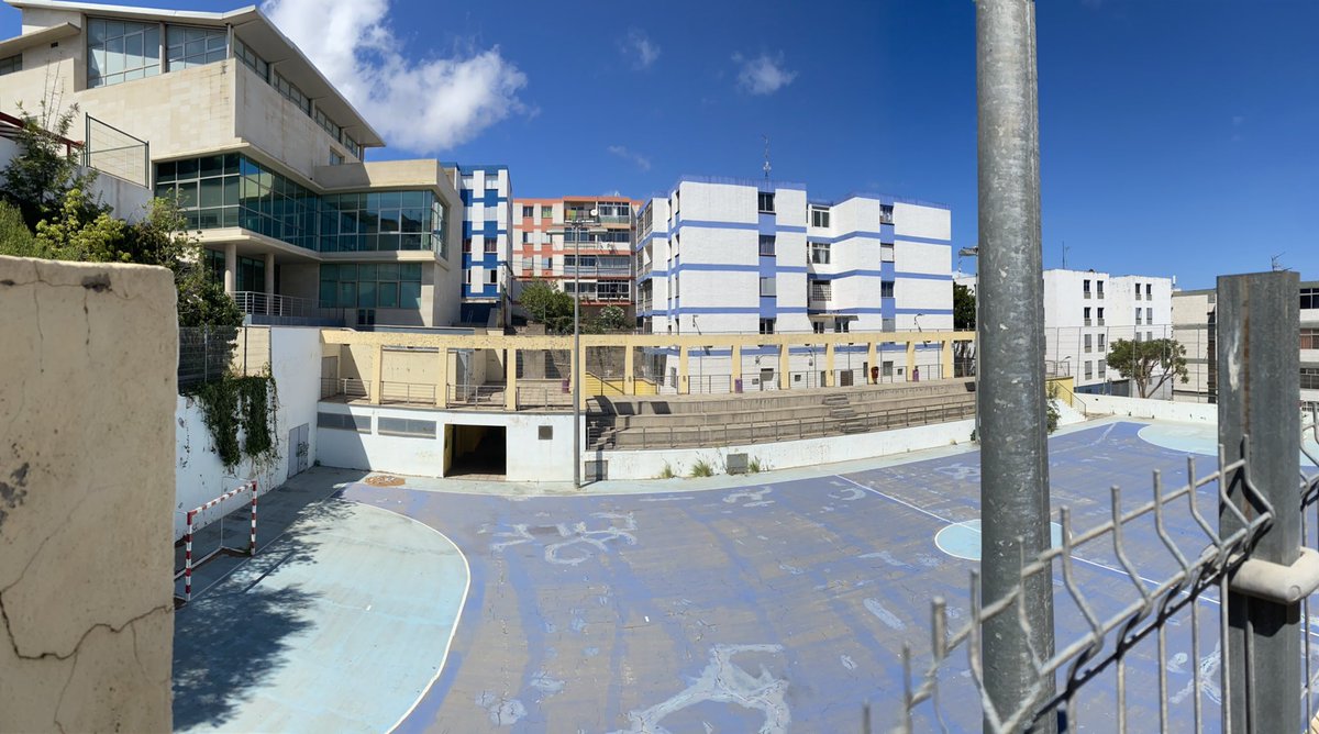 AavvAvelca's tweet photo. Una cancha o un jardín? Pasan los meses y siguen en un estado lamentable las canchas del Centro Ciudadano Pérez Soto. Creemos que es el momento adecuando (ya que no se pueden usar) para hacer los trabajos necesarios de mantenimiento. @DeporteLagunero @ParticipaLL @aytolalaguna_es https://t.co/KfCzxqovfD