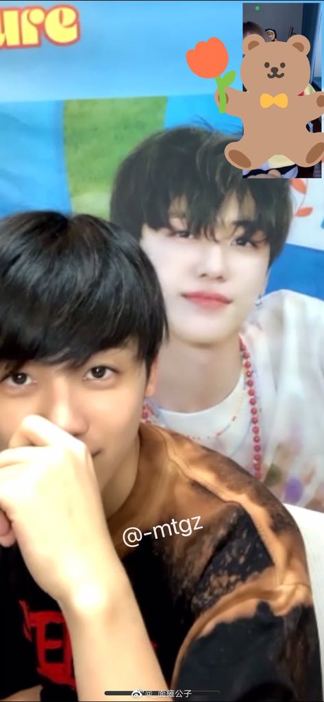 เห็นหน้าก็เขินจะไม่ไหวอยู่แล้ว เบนสายตาไปก็เจอรูปพี่ข้างหลังอีก all kill 😭