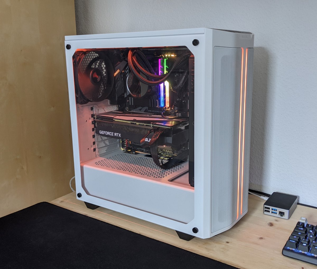 Gesagt und getan: Da beschwere ich mich über mein improvisiertes PC-Setup und ein paar Tage später lächelt mich ein großes Paket an. Dankeschön an <a href="/bequietofficial/">be quiet!</a> und <a href="/vuptrox/">Vuptrox</a> 🙌🙏 - jetzt kann sich mein PC wieder sehen lassen: