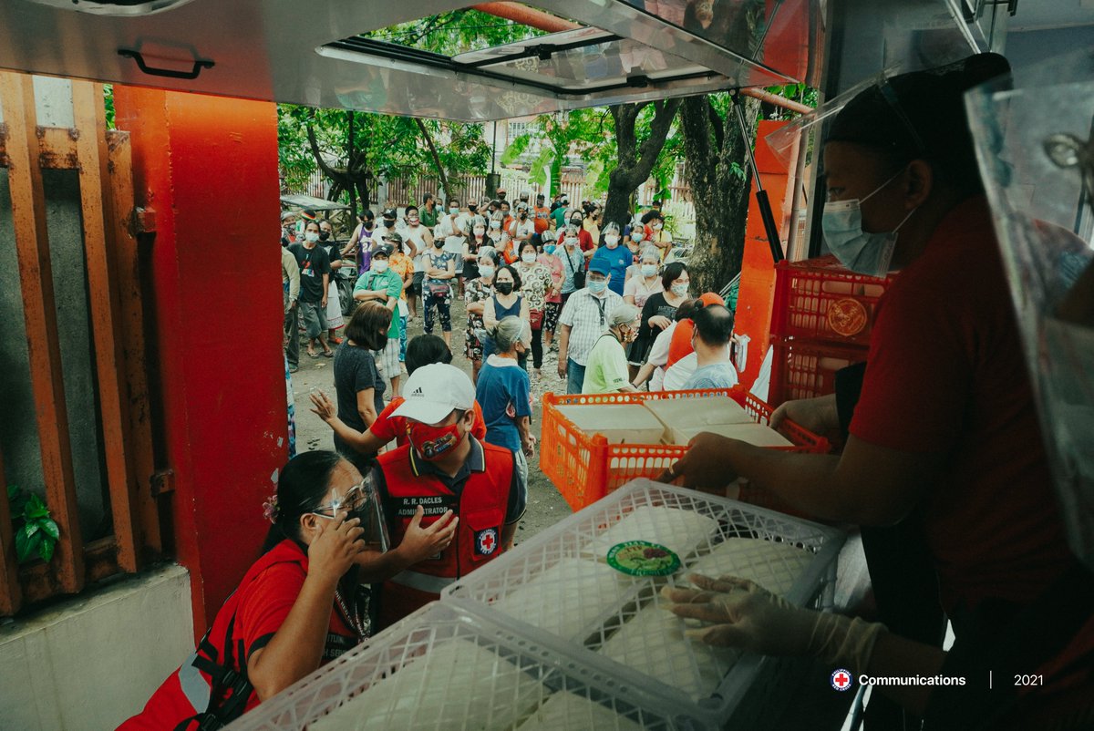 philredcross's tweet photo. Philippine Red Cross is sending the #PRCRollingKitchen your way! 🚛💨

📅 Yesterday, PRC distributed #PRCHotMeals 🥣🥘🍛 in Brgy. NBBS, Dagatdagatan, Navotas.

#AlwaysFirstAlwaysReadyAlwaysThere #HopeBeginsWithTheRedCross https://t.co/aDbNLykmzP