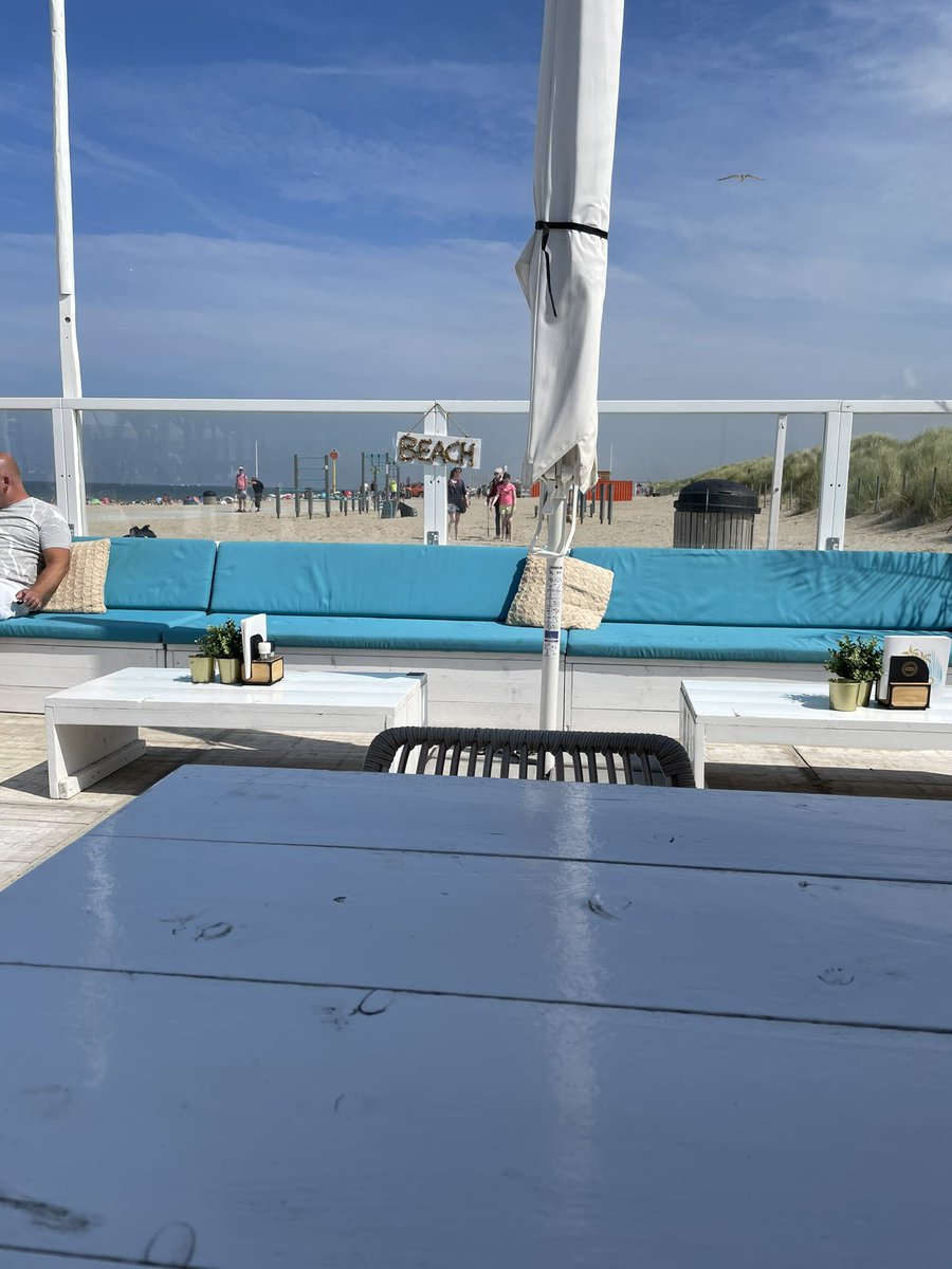 woestewillemor's tweet photo. Opvallend veel enthousiasme om strand schoon te houden #nlschoon #goedwerk https://t.co/owfFDS8Fv9