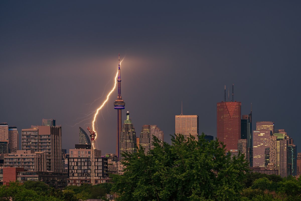 Got up early to go shoot #TorontoSunrise. Weather app informed me that the forecast had changed - thunderstorms instead of cloudy sky. Consequently, captured this instead.
#lightning #TorontoLightning #TorontoSkyline #shotonNikon #NikonZ7 #Nikon105mmE #StormHour #ThePhotoHour