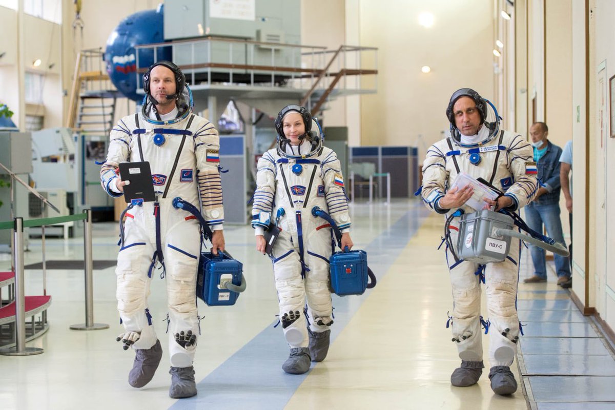 NikeSkywalker's tweet photo. 🚀👨🚀👩🚀#Kukushka in #Space docet. Preparations for shooting first ever feature film in space are in full swing. #Russia actress Yulia #Peresild & director Klim #Shipenko are training at #Roscosmos facilities to fly aboard a #Soyuz #MS19 spacecraft to #SpaceStation in October '21. https://t.co/o0lNsV14U9