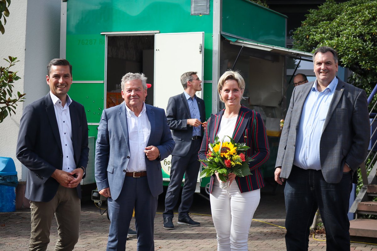 Handwerkervesper mit Ministerin Nicole Hoffmeister-Kraut und Nicolas Zippelius. Der #Fachkräftemangel ist ein großes Problem für die Bauwirtschaft. BW startet Fachkräfteallianz mit beteiligten Verbänden eine Ausbildungs-, Umschulungs- und Studienoffensive für Berufe im Bausektor.