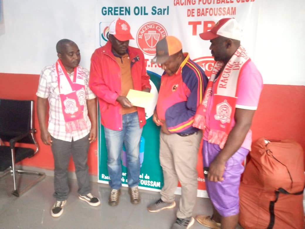 RACING_TPO's tweet photo. [Une présence réconfortante]

En marge du match contre Lion Blessé Fc , le fan club Fans du TPO apporte son soutien financier au club remis ce jour au DS ÉRIC

Infiniment merci pour la sollicitude 🙂

LE TPO, C'EST VOUS! ❤️🤍

#TPO4Life #RACLB https://t.co/TIdG2SQ9uJ